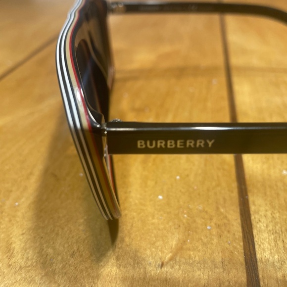 Burberry Embossed Check Square Sunglasses Polarized Made in Italy - Picture 3 of 16